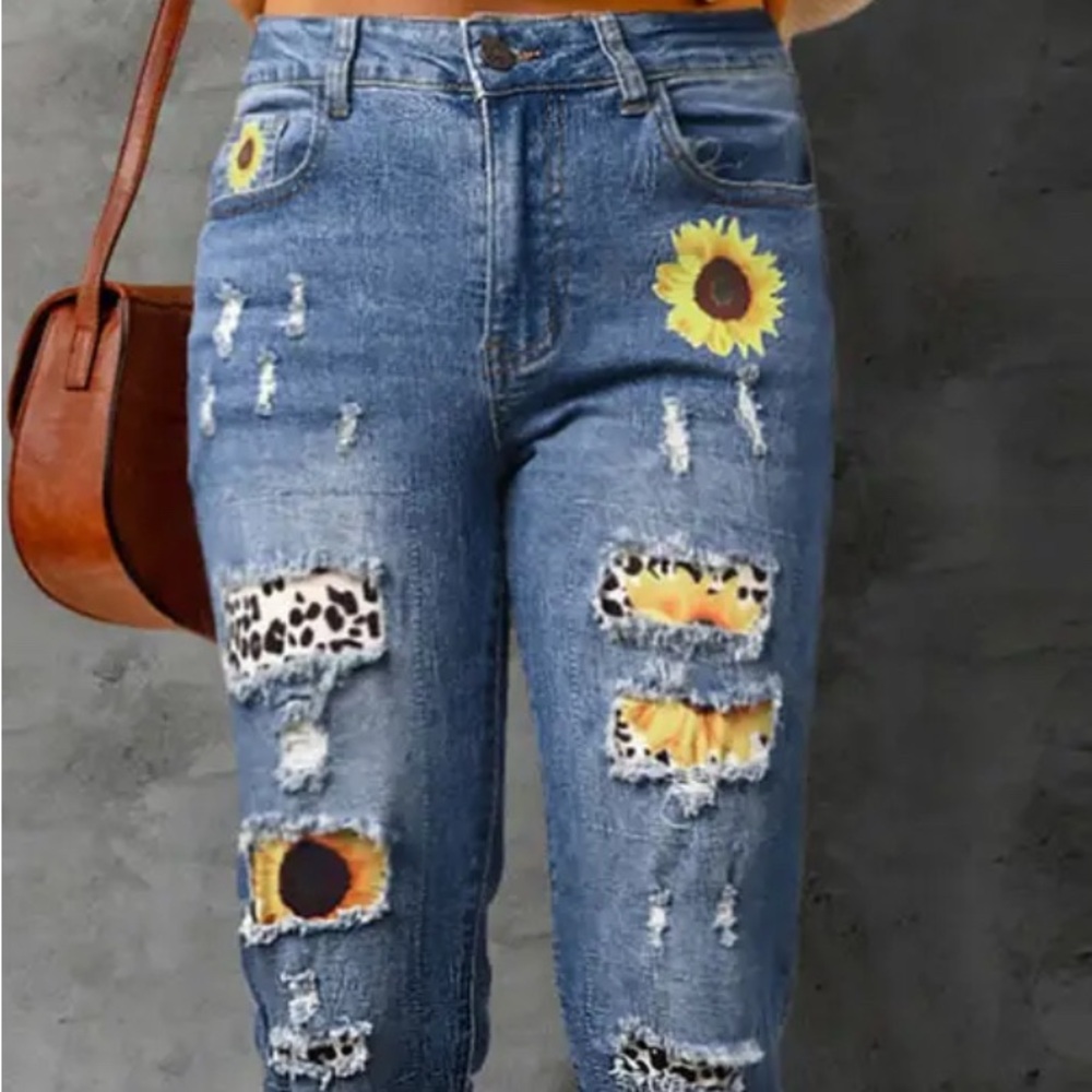 NWOT Sunflower Patch Distressed Blue Jeans, size XL
